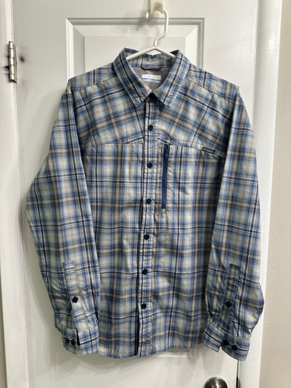 Columbia Men’s size M Light Blue and Cream Plaid Long-Sleeve Button-Down